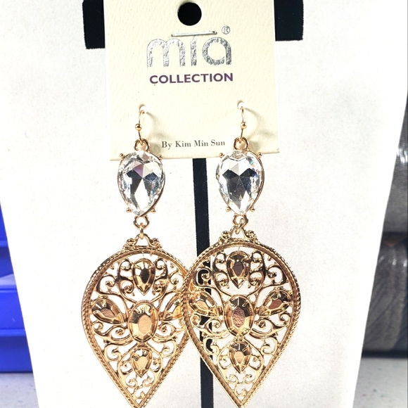 Mia Collection Earrings Crystal Gold Tone Dangle New On Card - Picture 3 of 5